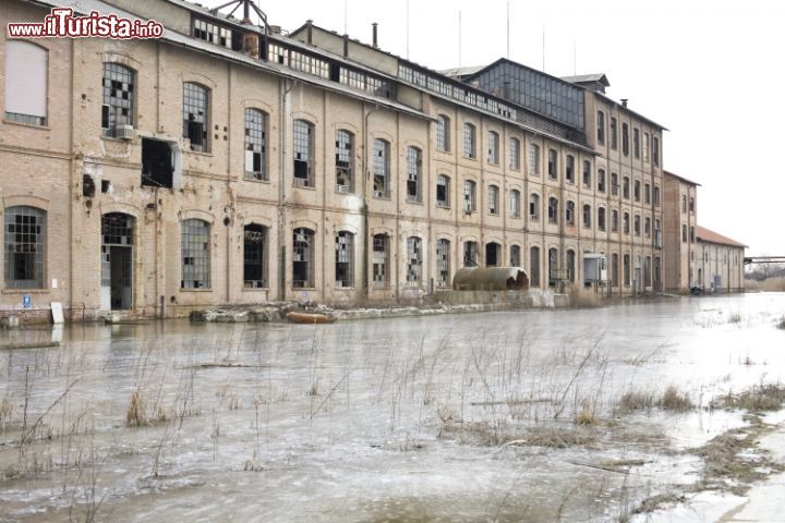 Immagine Archeologia industriale: le rovine dello Zuccherificio Eridania a Ceggia, Veneto.