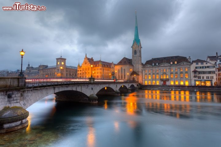 Immagine L'alba regala a tutto una luce magica. Lo stesso accade alla bella Zurigo, quando il giorno fa capolino in qualche striatura rosata ma i lampioni e le finestre accese ricordano il buio della notte - © S.Borisov / Shutterstock.com