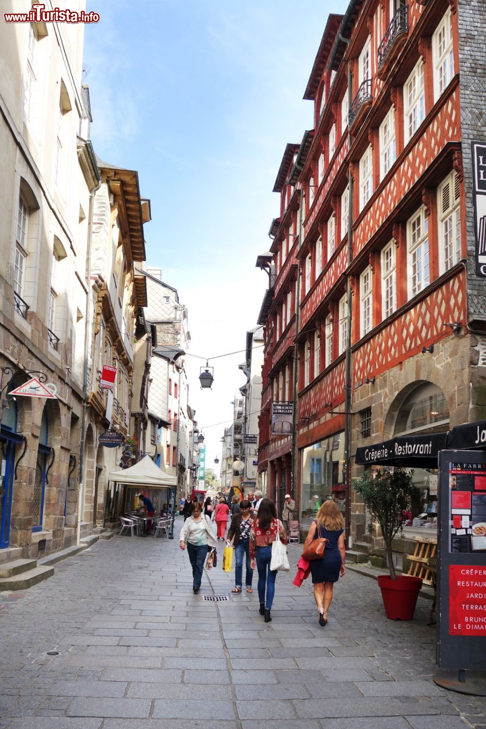 Immagine A passeggio in un vicolo del centro storico di Rennes, Francia.