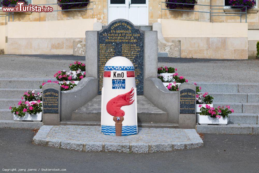 Immagine A Sainte-Mere-Eglise in Normandia si trova il Km 0 della Strada della Liberazione che celebra la vittoria sui nazisti - © joerg joerns / Shutterstock.com