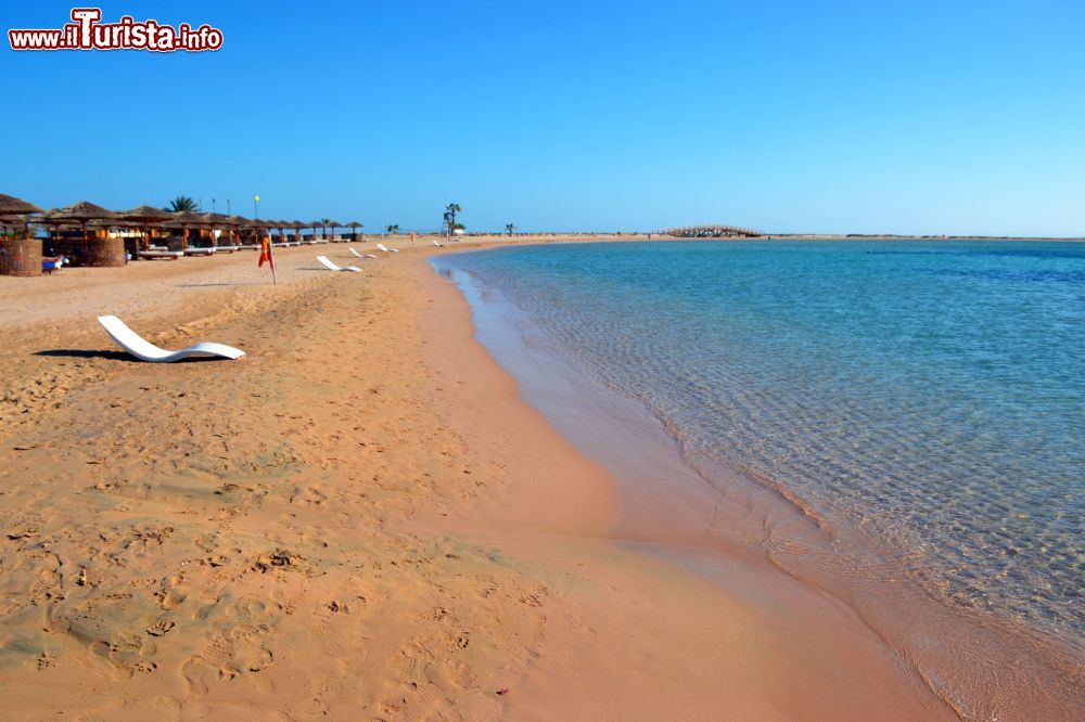 Immagine La splendida spiaggia di Soma Bay (Egitto) misura 800 metri di lunghezza ed è bagnata dalle acque cristalline del Mar Rosso.