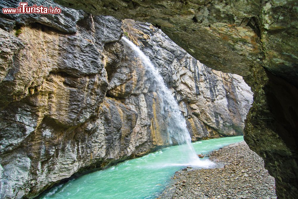 Immagine Aare Gorge - Aareschlucht, Bernese Oberland, Svizzera: si tratta di un tratto del fiume Aare che taglia una cresta calcarea vicino alla città di Meiringen.