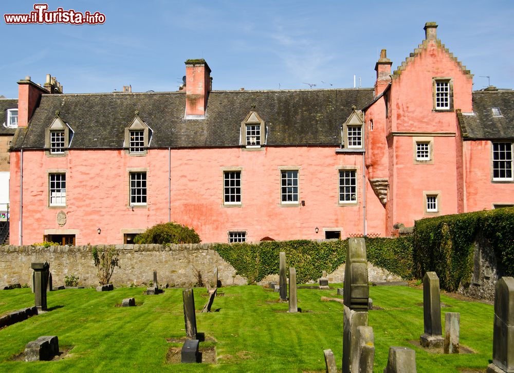 Immagine Abbot House fotografata dal cimitero dell'abbazia di Dunfermline, Scozia, UK. All'ombra della grande chiesa abbaziale, Abbot House rappresenta il cambiamento architettonico scozzese dal XVI° al XX° secolo.