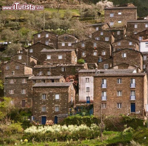 Immagine Abitazioni a Piodao, Portogallo - Le caratteristiche casette di questo antico villaggio montano incastonato nella Serra do Acor sono costruite con scisto, una roccia sedimentaria di colore nerastro o marrone scuro particolarmente abbondante in questo angolo di Portogallo. Oltre ad essere il materiale utilizzato di preferenza per edificare le abitazioni, serve anche per lastricare strade e piazze © homydesign / Shutterstock.com