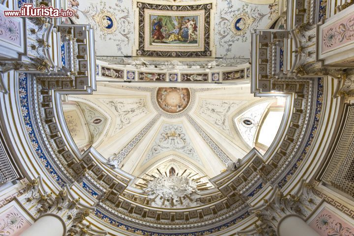 Immagine Abside della Chiesa del Santissimo Salvatore, a Noto - in questa suggestiva immagine, possiamo ammirare i maestosi particolari dell'abside della Chiesa del Santissimo Salvatore, perfetta espressione dello stile barocco che caratterizza l'intera struttura, fino ai più piccoli dettagli, dell'edificio. In questi soffitti dal carattere sfarzoso ed imponente, a spiccare in modo particolare sono gli stucchi color blu turchese e gli eleganti capitelli corinzi. 




Europe, Italy, Sicily, Noto, Siracusa, interior of a baroque church - © luigi nifosi / Shutterstock.com