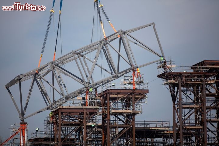 Immagine Abu Dhabi, il cantiere del Louvre: i lavori di costruzione del Louvre Abu Dhabi stanno procedendo a pieno ritmo. Gli operai lavorano incessantemente per garantire i tempi di inaugurazione della strutturaa Saadiyat Island, prevista per il 2015 - Foto © TCA Abu Dhabi