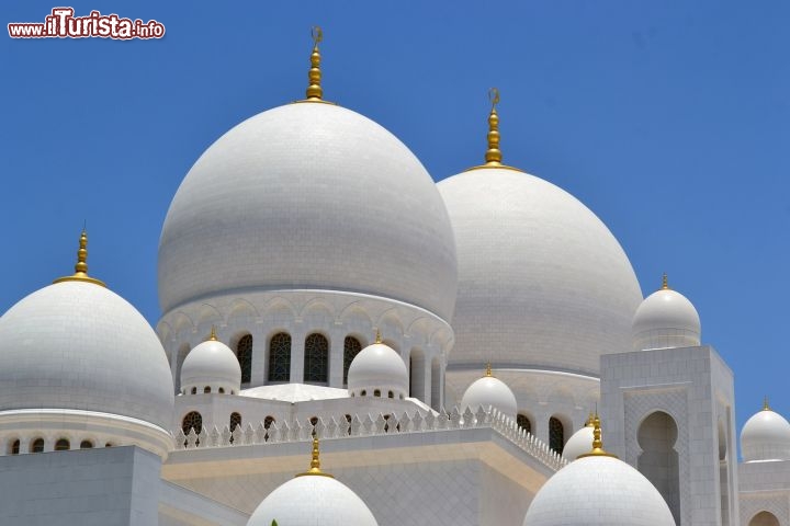 Immagine La Grande Moschea Sheikh Zayed di Abu Dhabi è senza dubbio il simbolo della tradizione musulmana del paese. Si tratta di un'immensa opera di recente costruzione (i lavori iniziarono a fine anni Novanta) che annovera, tra le altre caratteristiche, ben 82 cupole.