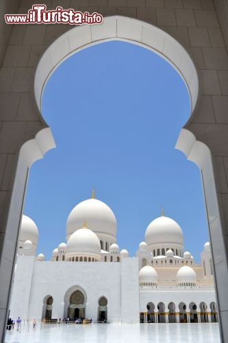 Immagine Le caratteristiche architettoniche della Grande Moschea Sheikh Zayed incorporano elementi della tradizione marocchina e di quella turca; la luce riflessa dal marmo bianco con cui è costruita, oltre ad offrire uno spettacolo quasi incantato, è simbolo della purezza nella tradizione musulmana.