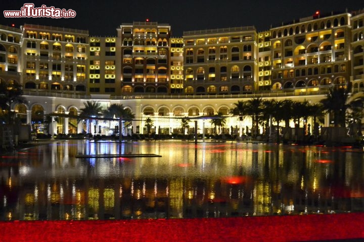 Immagine Hotel Ritz-Carlton Grand Canal, Abu Dhabi: si tratta di un enorme complesso alberghiero situato proprio di fronte alla Grande Moschea Sheikh Zayed.