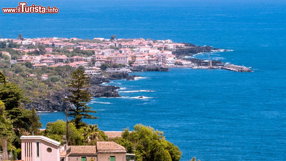Immagine Acireale, cittadina di mare in provincia di Catania, Sicilia. Nota per il suo carnevale, il barocco e sino a qualche anno fa anche per le terme.