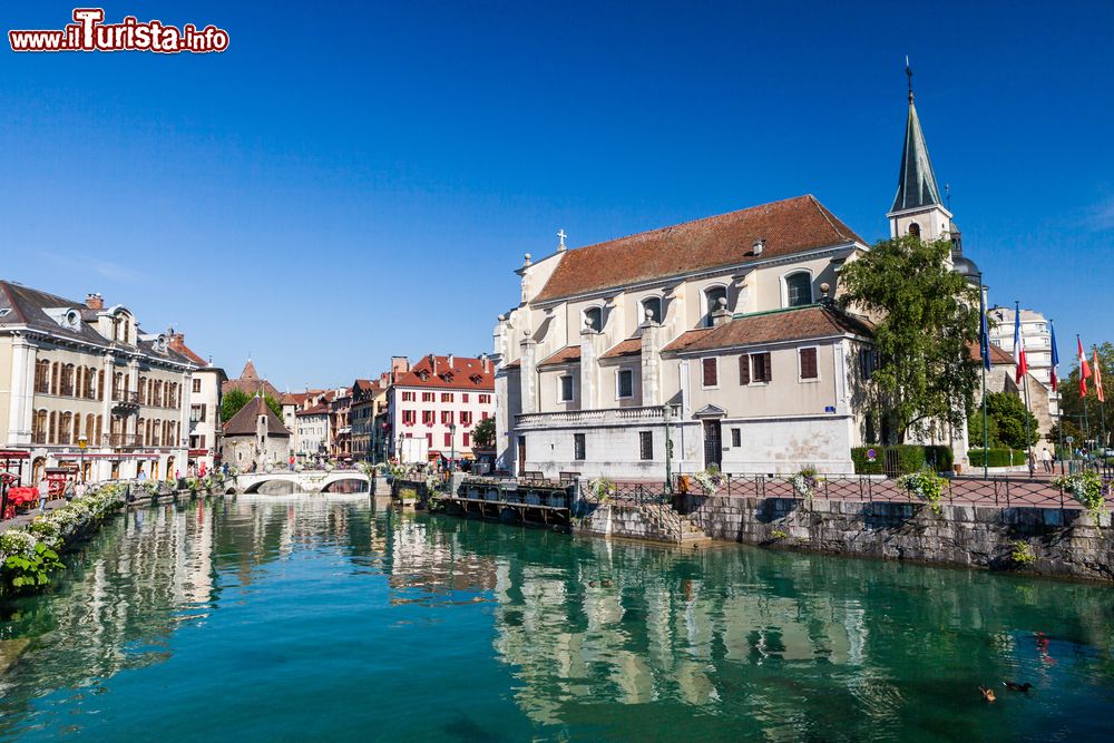 Immagine L'acqua blu scuro del fiume Thiou a Annecy, Alta Savoia, Francia.