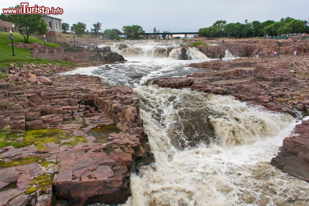 Immagine L'acqua del grande fiume Sioux al Falls Park, South Dakota, USA. Affluente del Missouri, il Big Sioux scorre per circa 470 km e il bacino idrografico si estende nell'est del Dakota del Sud e Iowa.