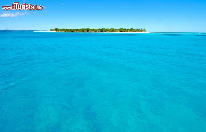 Immagine L'acqua turchese del mare attorno a Nosy Iranja, una delle molte isole che si trovano nel nord-ovest del Madagascar - foto © Paolo Bona / Shutterstock