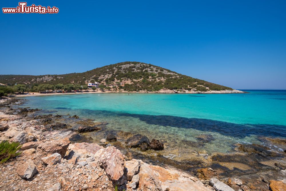 Immagine Acqua turchese nella spiaggia di Platis Gialos sull'isola di Lipsi, Grecia.