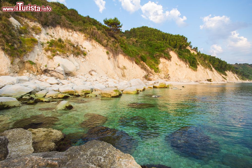 Immagine Acque limpide del mare del Conero a Portonovo (Marche)