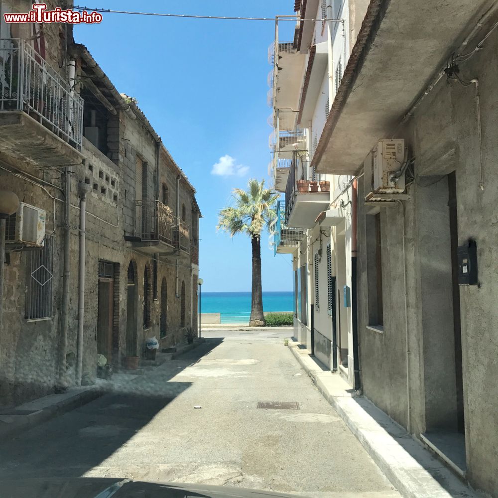 Immagine Acquedolci, una cittadina costiera in Sicilia, nella provincia di Messina