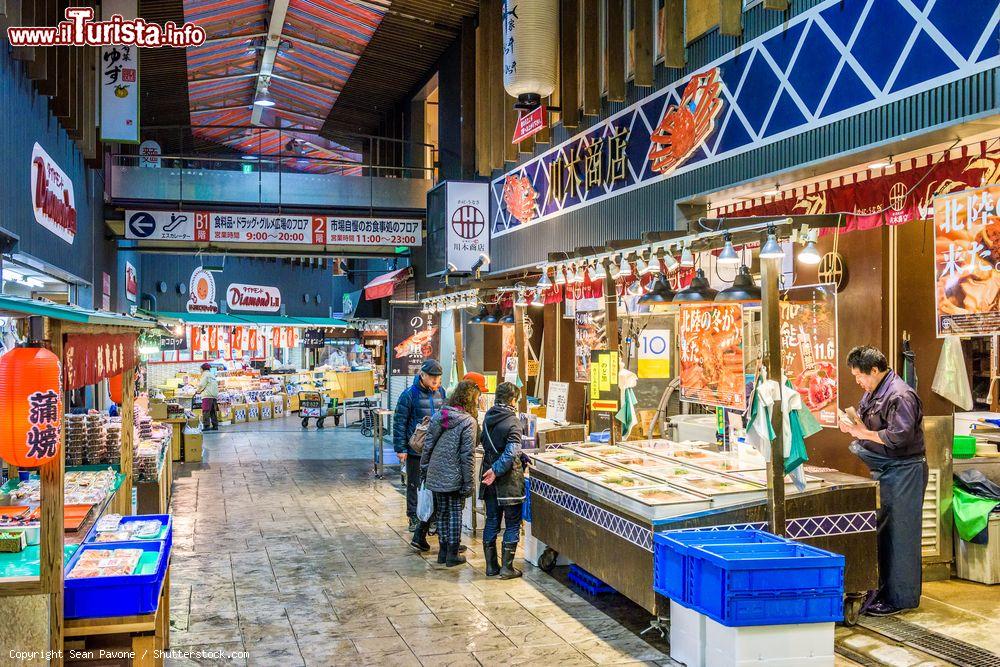 Immagine Acquisti di pesce all'Omicho Market di Kanazawa, Giappone - © Sean Pavone / Shutterstock.com