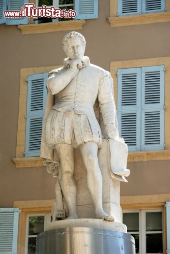 Immagine La statua dell'ingegnere rinascimentale Adame de Craponne, natìo di Salon-de-Provence, è visibile nel centro della città francese - foto © Philip Lange / Shutterstock.com