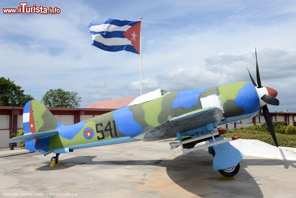 Immagine Aereo al museo sull'invasione di Baia dei Porci, Playa Giron, Cuba. La bandiera di Cuba sventola sul piccolo aereo esposto all'esterno del museo - © Stefano Ember / Shutterstock.com