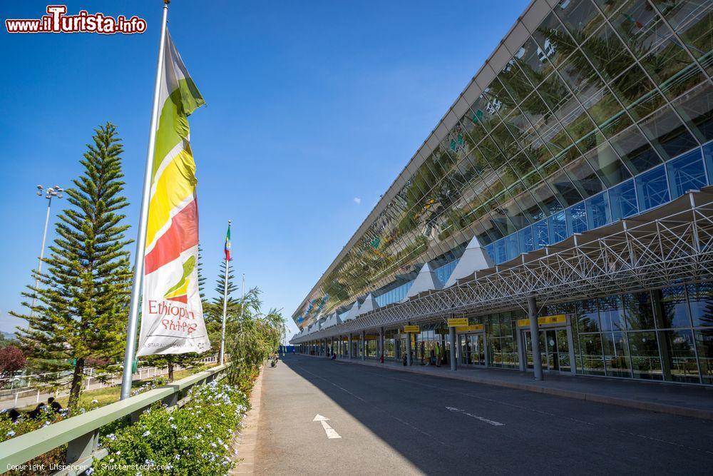 Immagine L'aeroporto internazionale di Addis Abeba, capiale dell'Etiopia, in una giornata di sole. In origine era intitolato a Haile Selassie I° - © LMspencer / Shutterstock.com