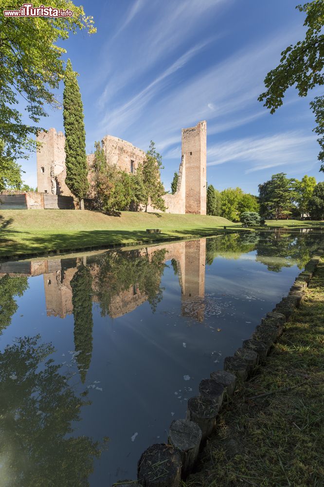 Immagine L'affascinante castello di Noale, Veneto. All'interno del perimetro del castello sorgono ancora oggi antiche abitazioni decorate con affreschi e l'ampia piazza Castello. Di questo complesso fanno parte anche due porte d'ingresso con merlature a coda di rondine.