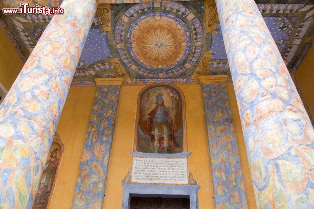 Immagine Affreschi al santuario di San Magno a Castelmagno, Piemonte.