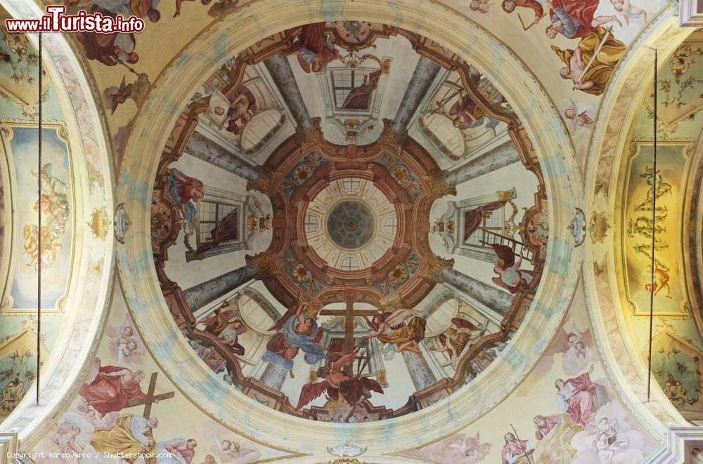 Immagine Affreschi dell'interno cupola nel Santuario della Madonna del Sasso in Piemonte - © marcovarro / Shutterstock.com