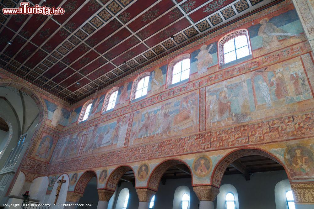 Immagine Affreschi nella chiesa di San Giorgio sull'isola di Reichenau, Germania. Risalenti attorno all'anno mille, i dipinti che impreziosiscono l'interno di questo edificio religioso situato a Oberzell ritraggono scene della vita di Gesù prese dai Vangeli - © Alla Khananashvili / Shutterstock.com