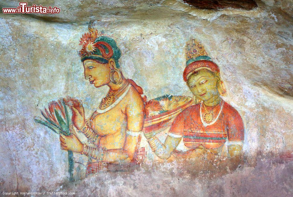 Immagine I famosi affreschi che ritraggono alcune ragazze a Lion Rock (Sri Lanka). Non si con esattezza il periodo esatto in cui furono dipinte, ma sono sicuramente successive all'epoca della costruzione del palazzo di Sigiriya, nel V secolo - foto © Kokhanchikov / Shutterstock.com