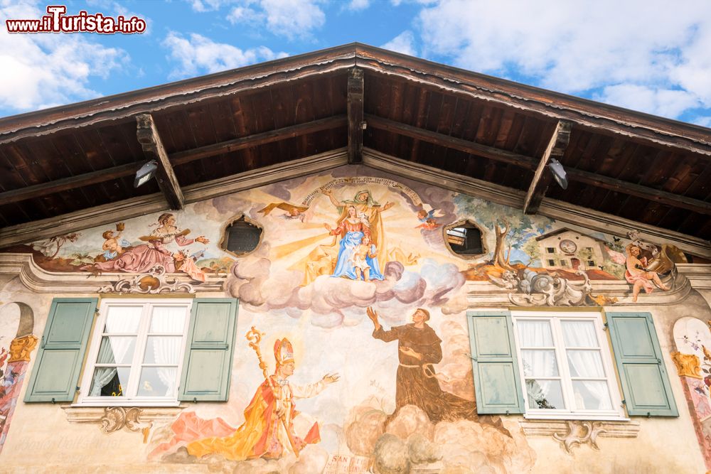 Immagine Affreschi sulla facciata di un antico edificio a Garmisch-Partenkirchen, Germania. 