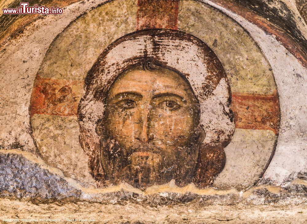 Immagine Un'effige del Cristo sul timpano che precede la Chiesa della Dormizione di Vardzia in Georgia - © Magdalena Paluchowska / Shutterstock.com