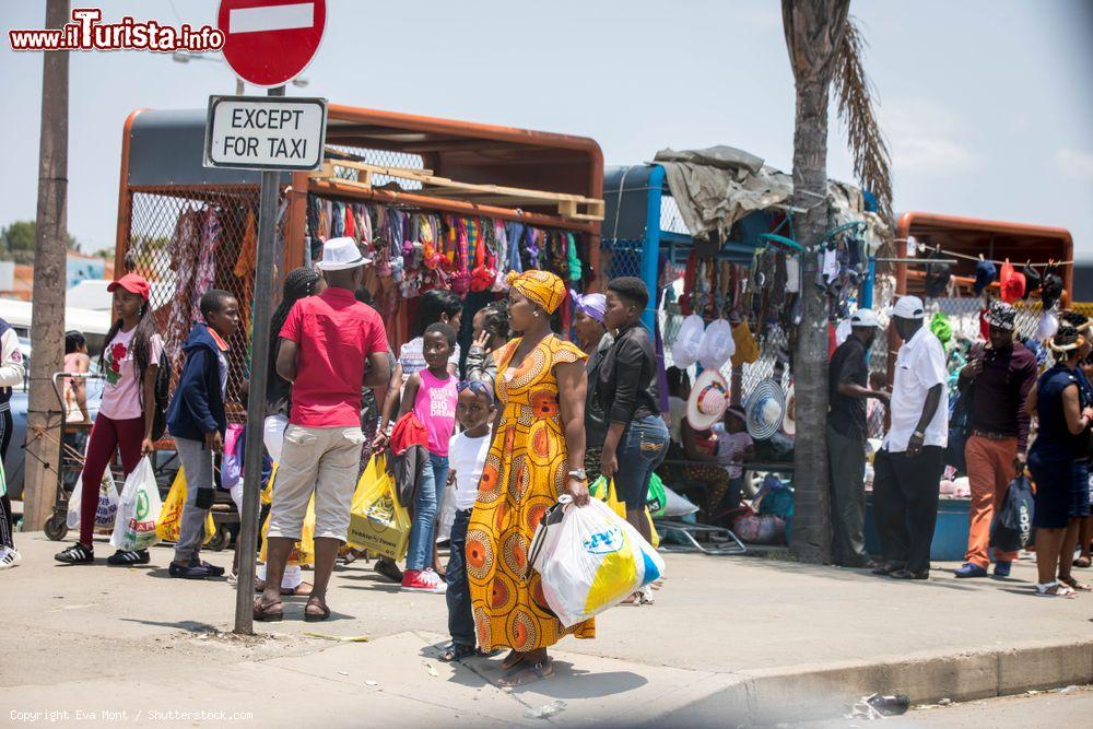 Immagine Africani in una strada di Musina, Sudafrica: sullo sfondo, bancarelle di vestiti - © Eva Mont / Shutterstock.com