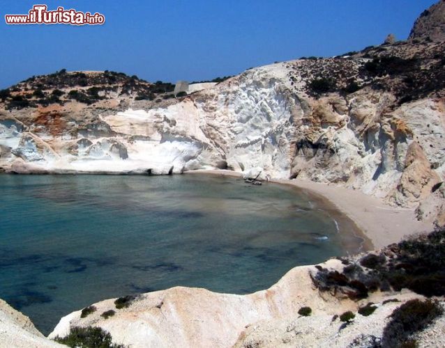 Immagine La spiaggia di Agios Ioannis si trova nella costa ovest di Milos, quella più selvaggia; si può raggiungere solo percorrendo un lungo tratto di strada sterrata.
