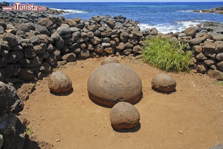 Immagine Ahu Te Pito Kura sull'isola di Pasqua, Cile. Chiamata Te Pito Kura, che significa l’ombelico del mondo, questa pietra secondo la leggenda fu portata da Hotu Matua in persona come simbolo del centro dell’universo - © 175611689 / Shutterstock.com