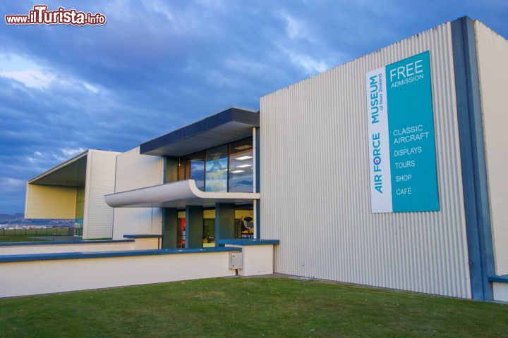 Immagine L'Air Force Museum, chiamato anche The Royal New Zealand Air Force, si trova a Wigram, nell'Isola del Sud della Nuova Zelanda. Inaugurato il 1° Aprile 1987, questo museo ospita interessanti collezioni di oggetti che riguardano l'aviazione militare neozelandese e le due guerre mondiali. Si possono ammirare componenti di aeromobili, motori di aerei, tessuti e memorabilia oltre ad un'ampia rassegna fotografica d'archivio - © alarico / Shutterstock.com