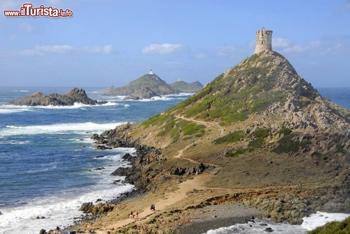 Immagine La tour de la parata e le Isole Sanguinarie (Iles Sanguinaires) ad Ajaccio - © MARTAFR / shutterstock.com