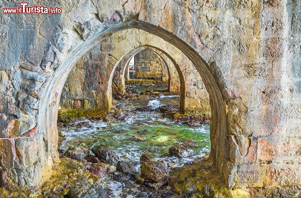 Immagine Alanya, Turchia: le rovine di un cantiere navale di epoca medievale con le onde incise sugli archi in pietra.