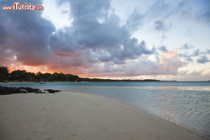 Immagine Alba a Belle Mare, Mauritius - Cieli con nuvole dalle forme e dai colori più bizzarri si possono ammirare a Mauritius dove da novembre a maggio tramonti colorati e albe luminose sono i principali protagonisti dello scenario naturale offerto tutti i giorni © Robert Mandel / Shutterstock.com