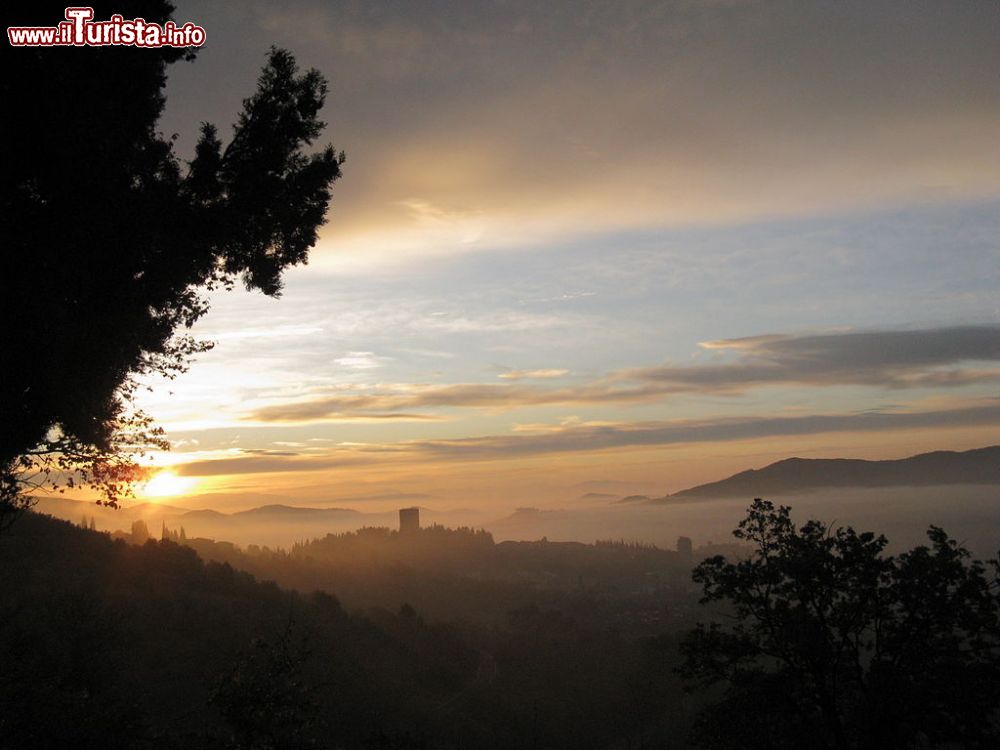 Immagine Alba a Montecolognola in novembre: le colline del Trasimeno avvolte dalla foschia - © Demeester - CC BY-SA 3.0, Wikipedia