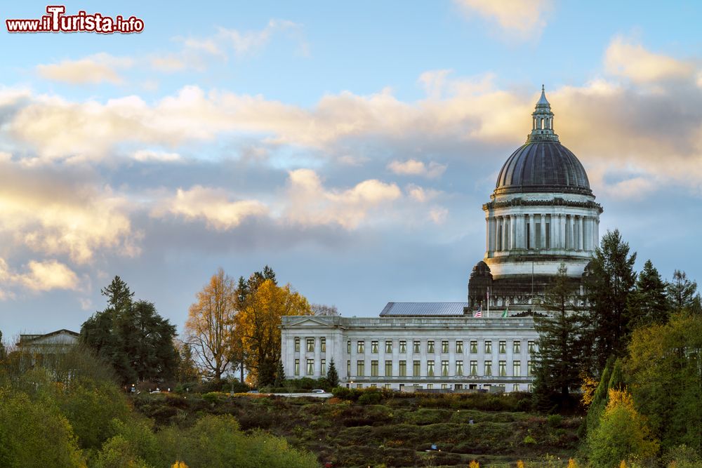 Immagine Alba a Olympia, capitale dello stato di Washington, Stati Uniti. Gli scenari naturali di questa città sono di grande bellezza ad iniziare dai parchi e dalle aree verdi sparse a macchia di leopardo in tutto il territorio.