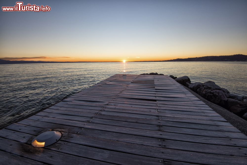 Immagine Alba a Padenghe sul Garda fotografata dal molo del porticciolo