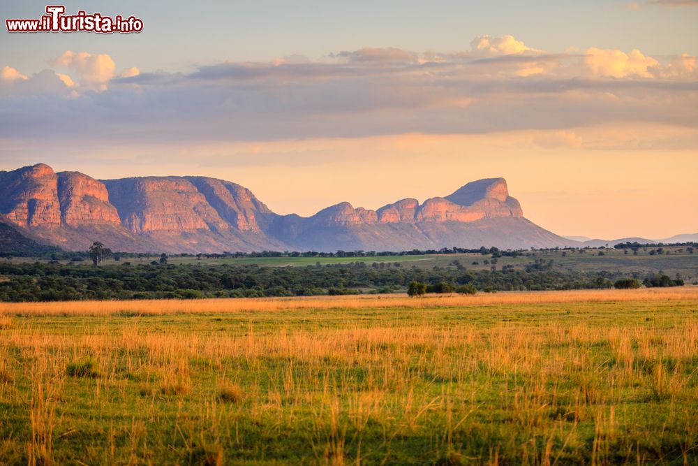 Immagine Alba sui monti del distretto di Waterberg, Limpopo, Sudafrica. Questo territorio si stende su una superficie di quasi 50 mila chilometri quadrati.