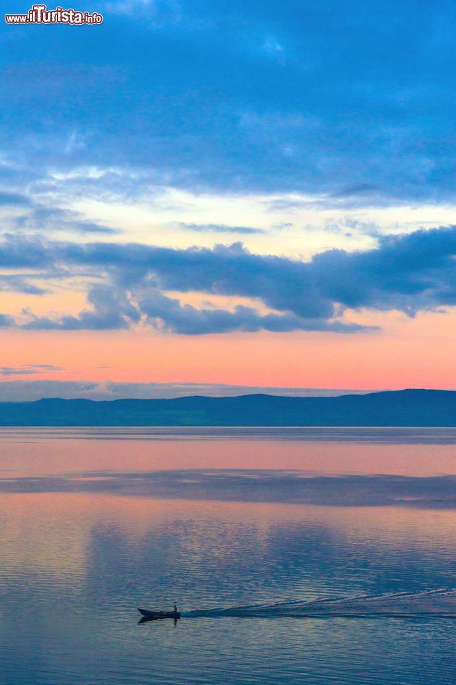 Immagine Alba sul lago di Bolsena fotografata dalla spiaggia di Marta (Lazio)