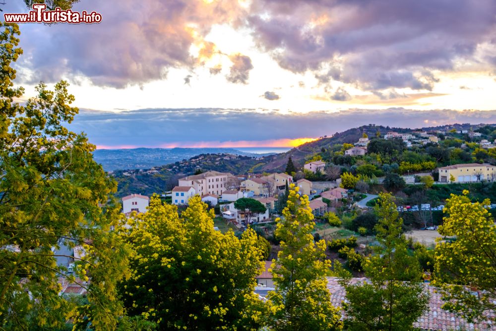 Immagine Alba sul Massiccio del Tanneron e l'omonimo villaggio in Costa Azzurra (Francia).