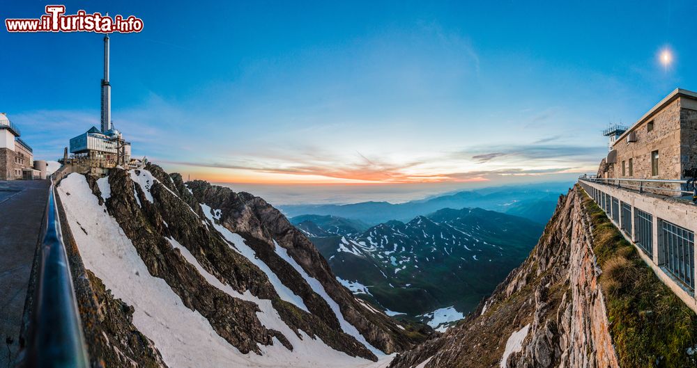 Immagine Alba sul Pic du Midi a Bagneres-de-Bigorre (Alti Pirenei), Francia.