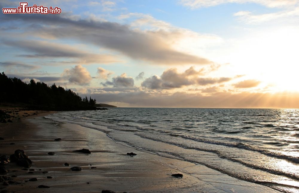 Immagine Alba sull'isola di Rodrigues, Repubblica di Mauritius. Questa suggestiva isola africana deve il suo nome all'esploratore portoghese Diego Rodrigues che la scoprì nel 1528.