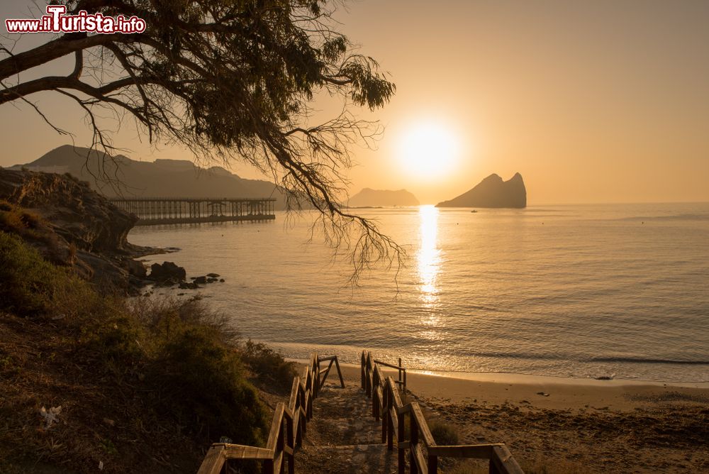 Immagine Alba sulla spiaggia di Aguilas, provincia di Murcia, Spagna. Il mite clima invidiabile e i 34 km di spiaggia rendono questa cittadina una delle principali mete turistiche della zona di Murcia.