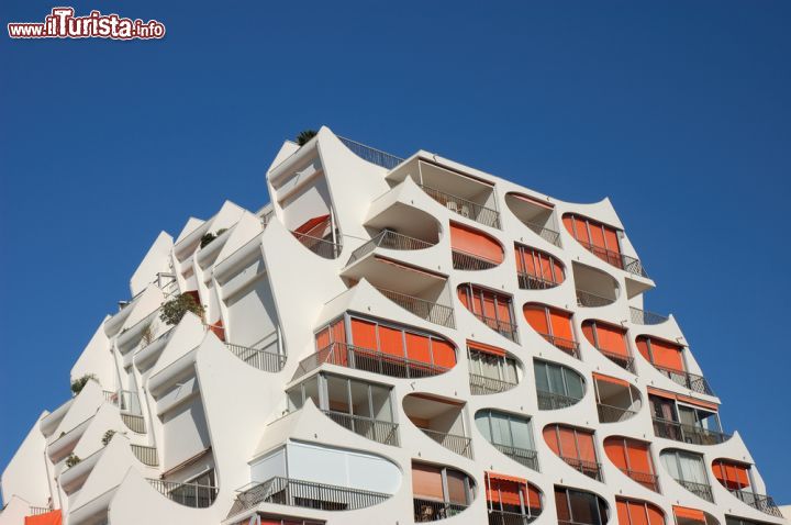 Immagine Particolare di un hotel a piramide, una delle architetture tipiche di La Grande-Motte in Francia - © Philip Lange / Shutterstock.com