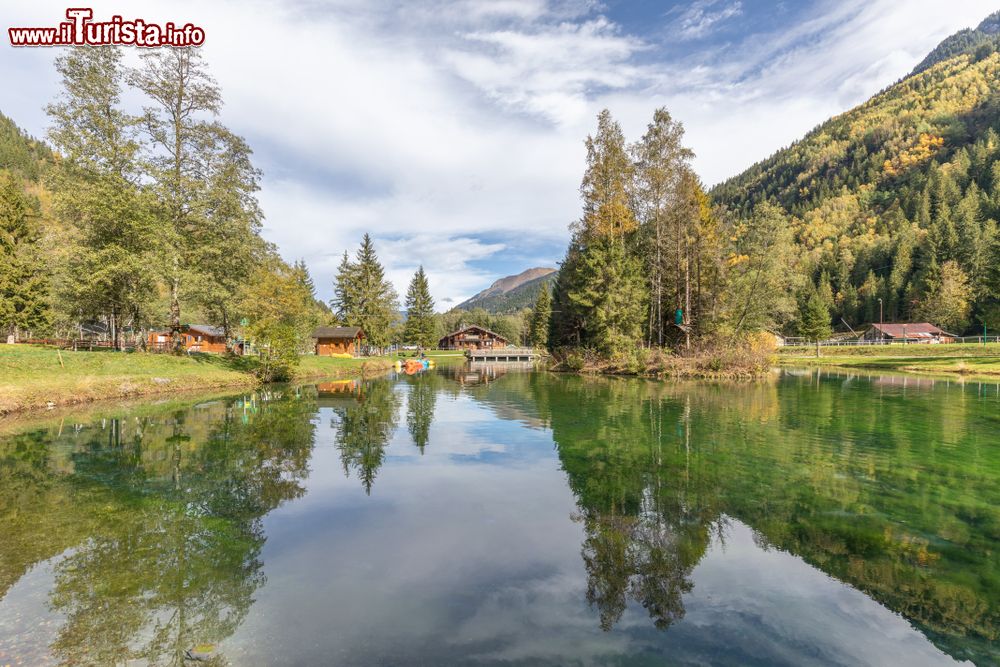 Immagine Alberi riflessi nel lago a Les Contamines-Montjoie (Francia) in autunno.