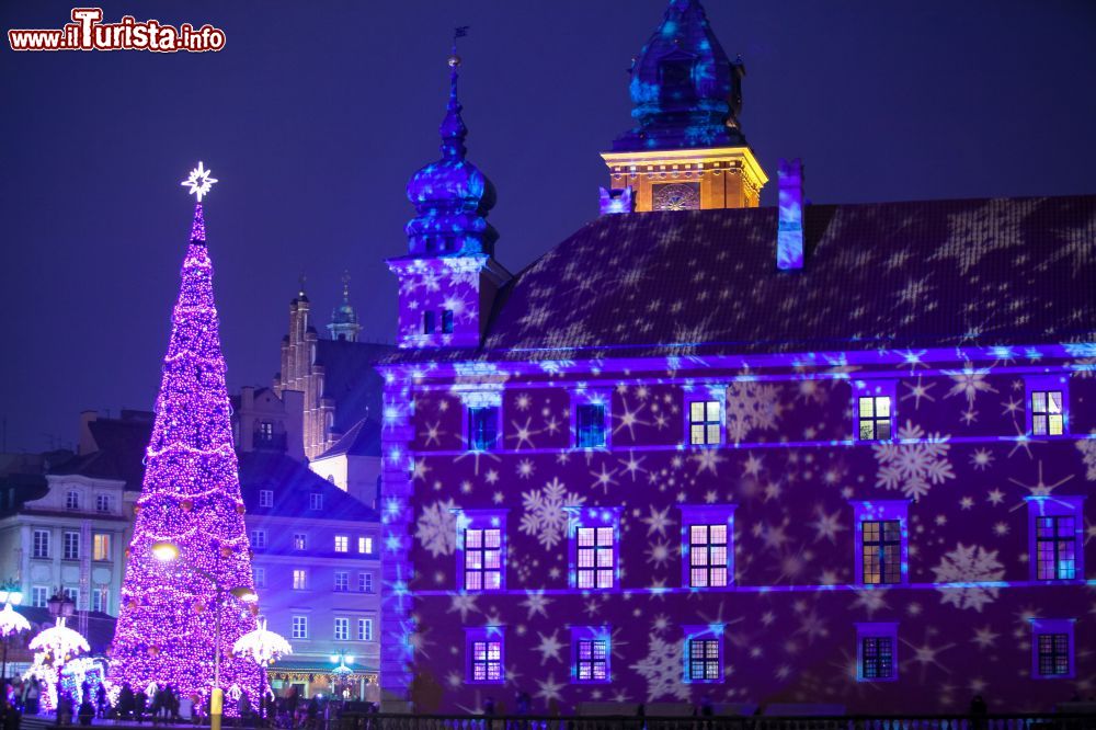 Immagine Albero di Natale illuminato nella piazza centrale di Varsavia (Polonia). A creare l'atmosfera natalizia sono anche le luci colorate proiettate sulle facciate dei palazzi storici.